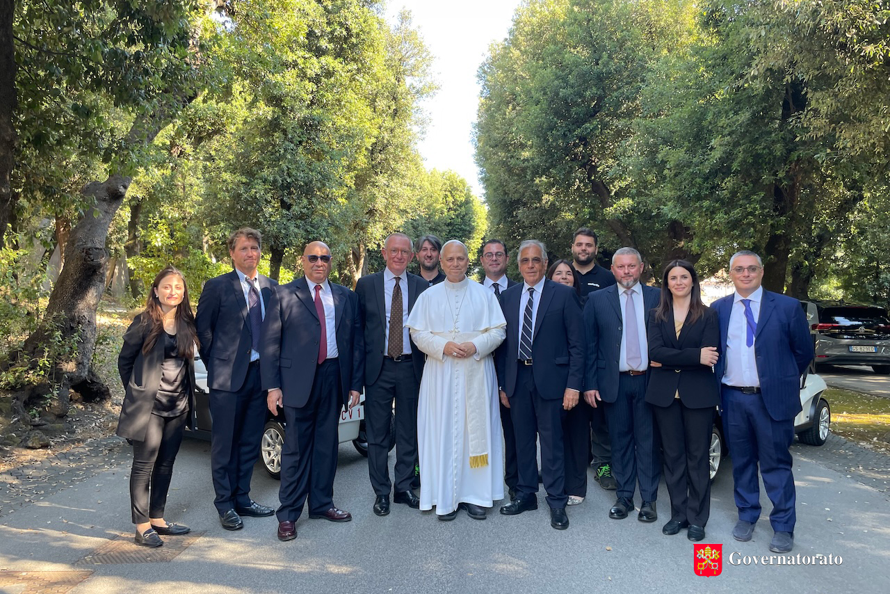 Papa Leone XIV riceve da Exelentia due veicoli elettrici per i viaggi apostolici in tutto il mondo